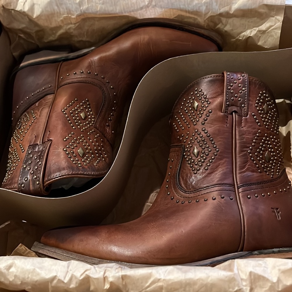 NWT Frye Billy Stud Short Boot Cognac Brown 7.5 M